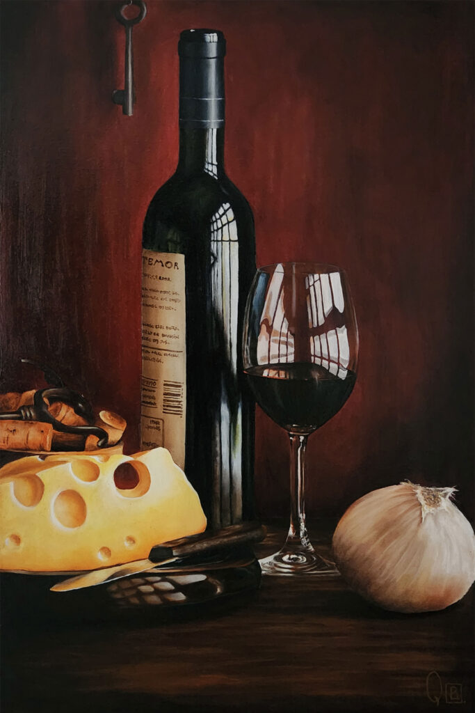 bodegon realista realizado por el artista visual Quintana Bernal donde aparece una botella de vino con un queso todo en luz tenue