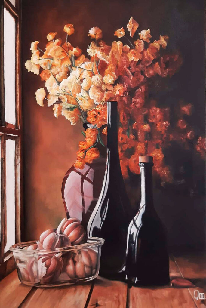 bodegon realista pintado por el artista visual Quintana Bernal donde a parece un florero con flores en una ventana con una luz muy emotiva acompañado del ajos