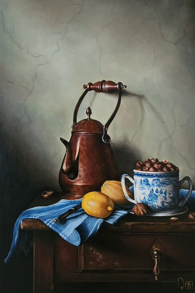 bodegón realista con luz intima de una tetera de cobre y una tacita y limones realizado por el artista visual Quintana Bernal