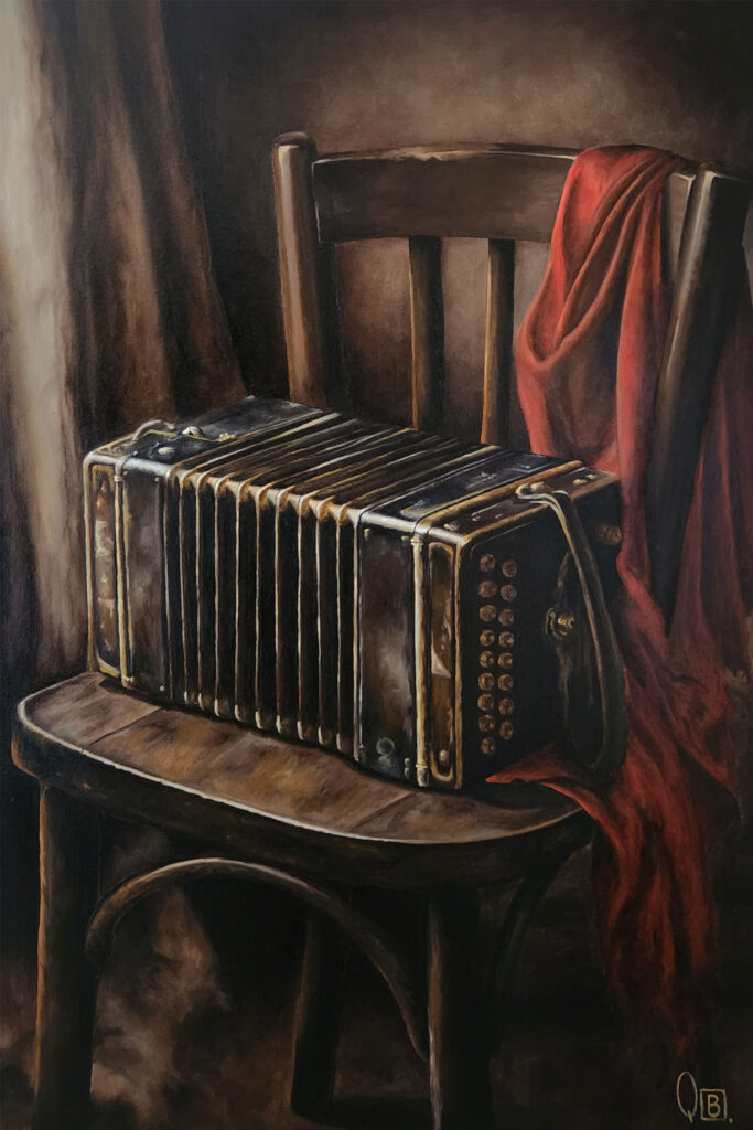 obra realista de un bandoneón en una silla con luz tenue del artista Quintana Bernal